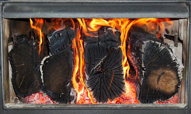 Pile Des Actions De Bois De Chauffage Dans Le Chariot De Roue De Récipient  En Métal De Fer Pour La Cuisson Extérieure D'isolement Image stock - Image  du fond, élément: 127651009